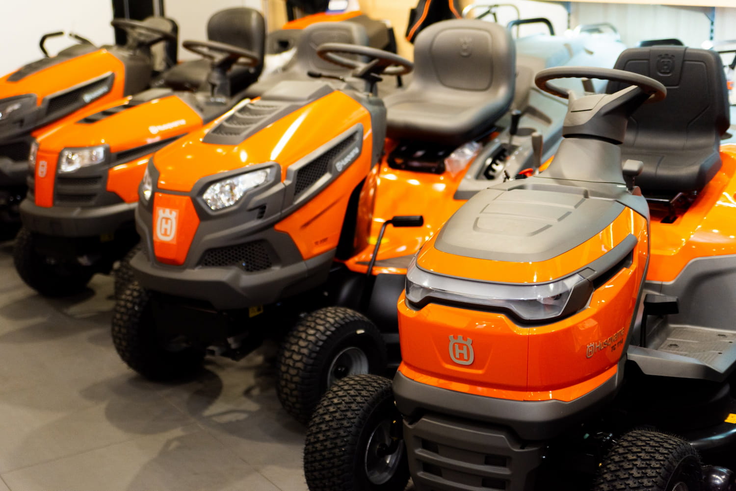 traktory husqvarna ustawione wrzędzie gotowe do zakupu
