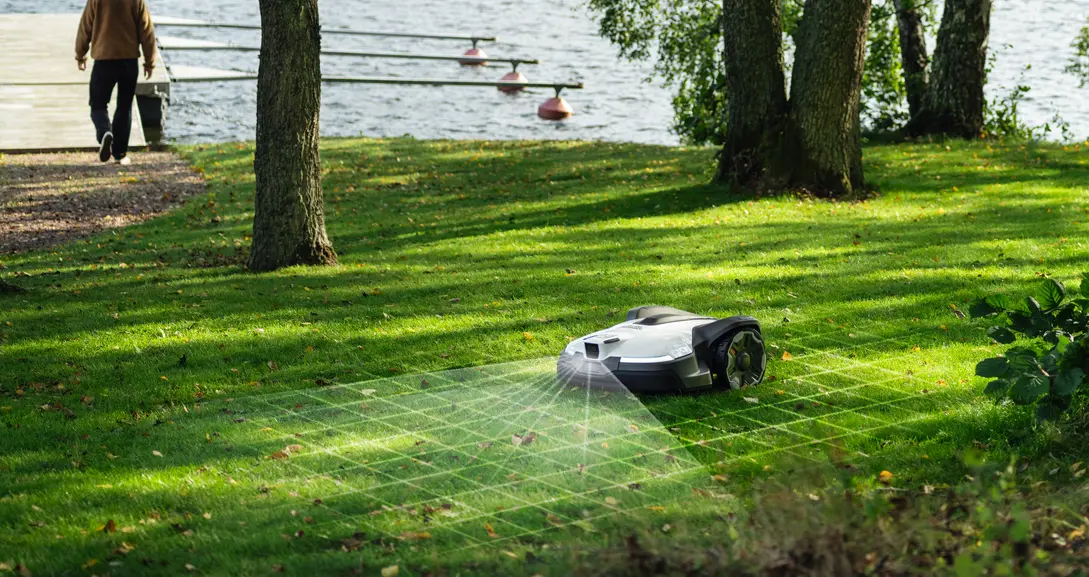robot koszący z technologią AI i kamerą