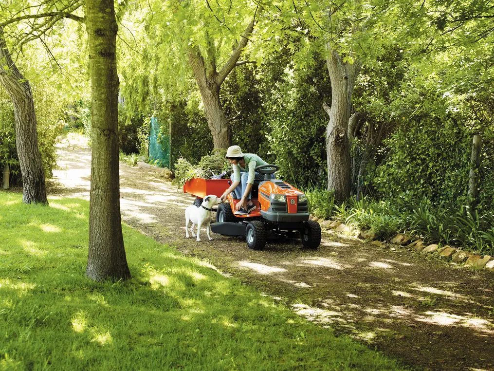 traktor praca na działce w lecie